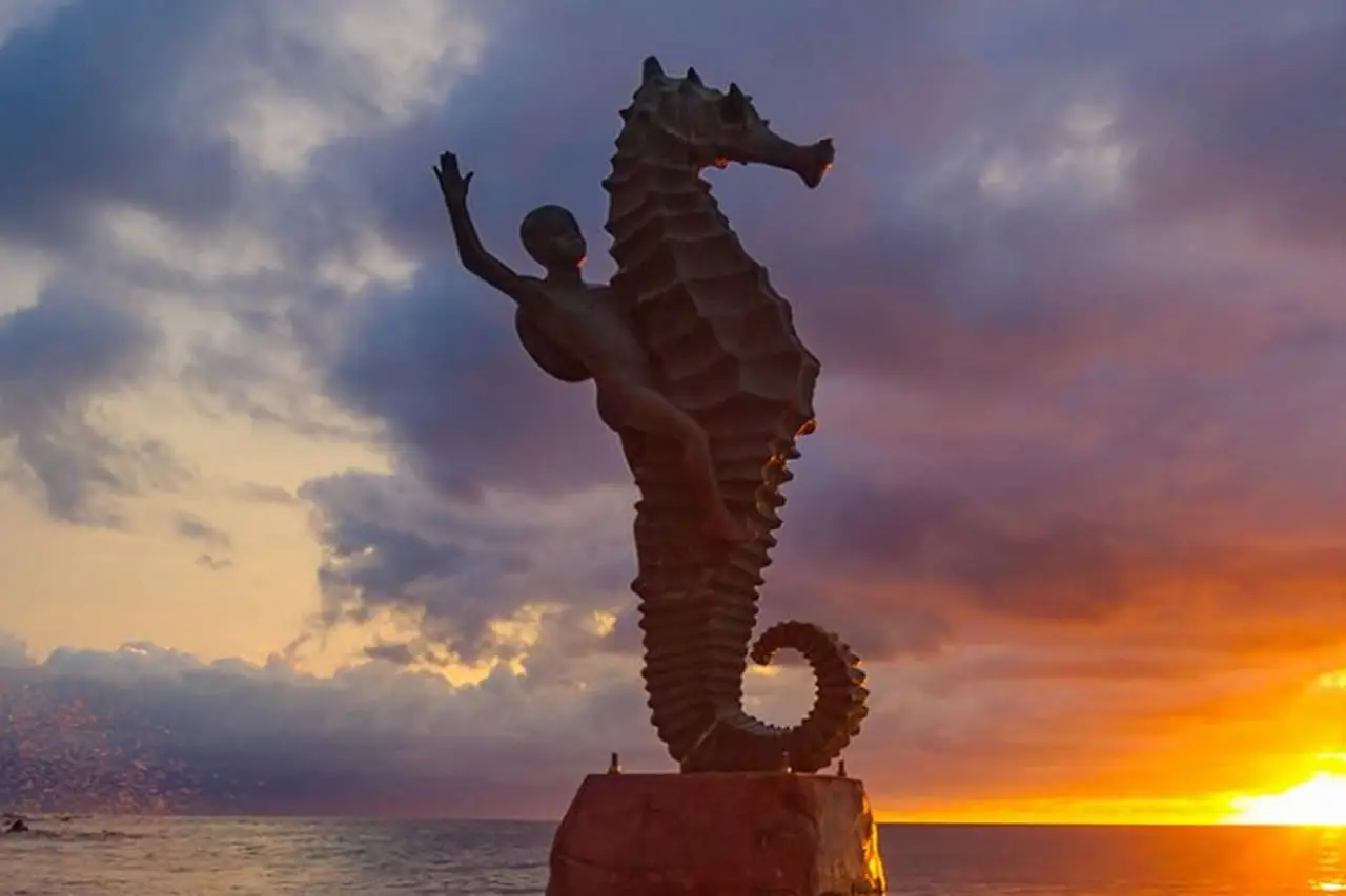 Escultura El Niño Sobre el Caballo de Mar | Arte y cultura en Puerto Vallarta
