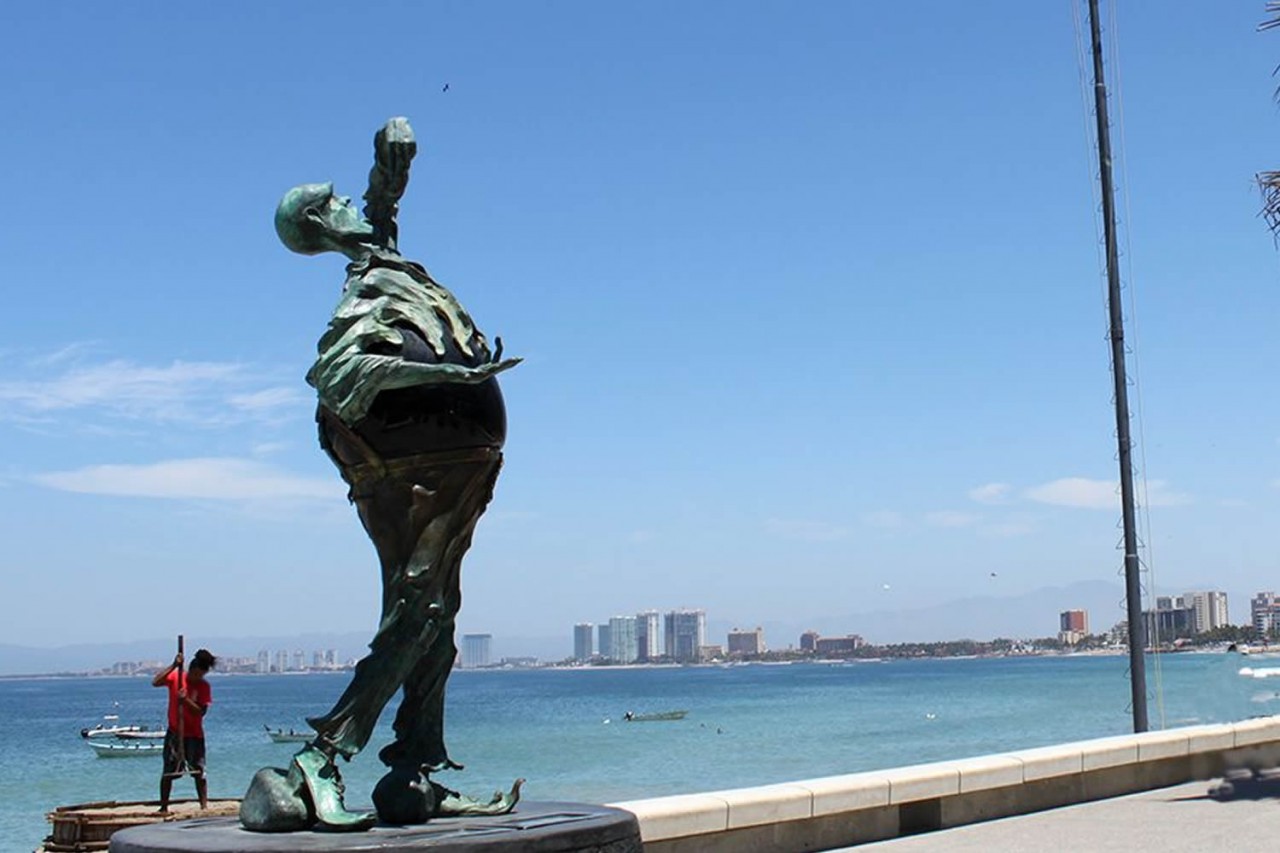 escultura-el-sutil-comepiedras-puerto-vallarta