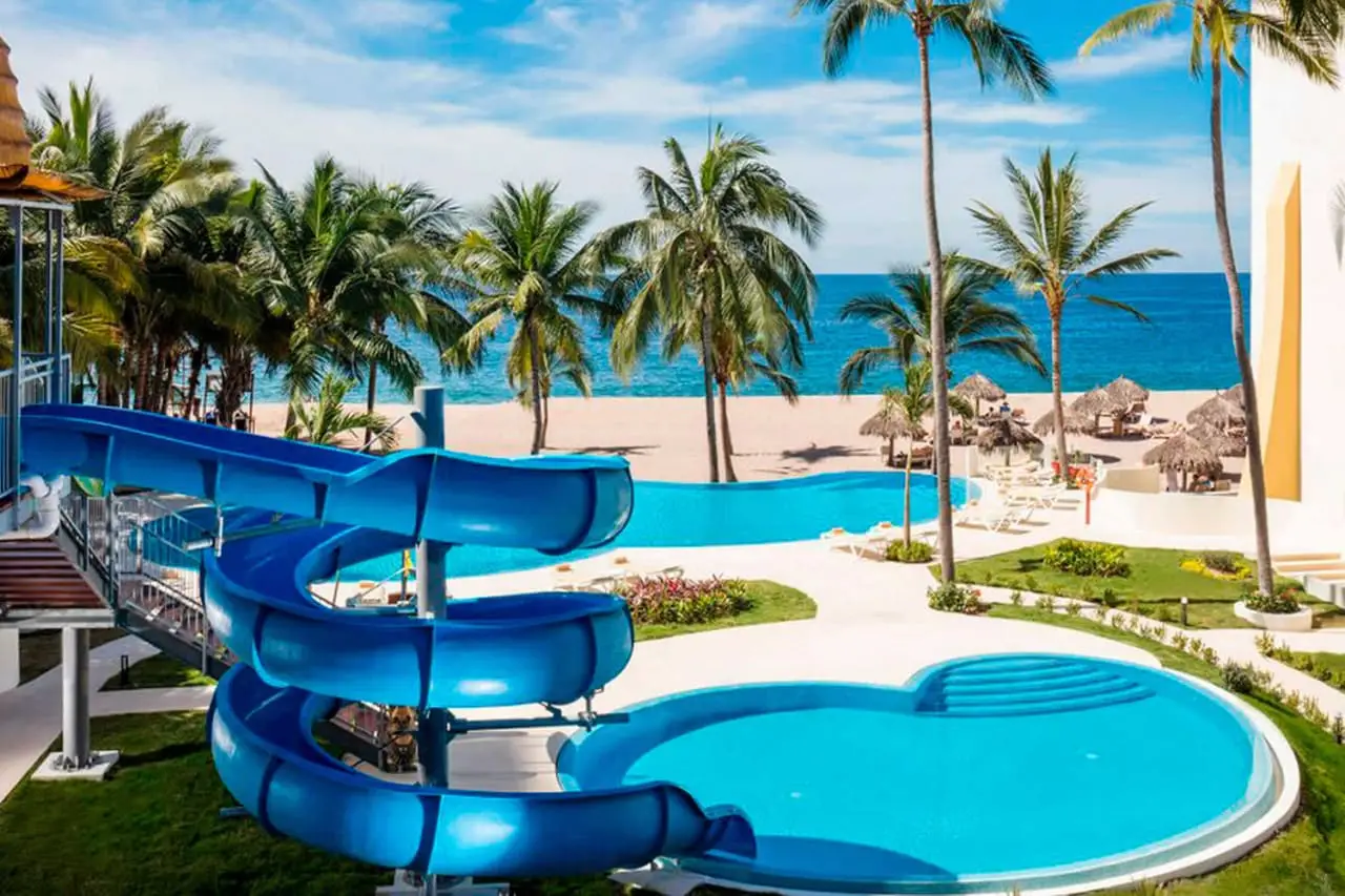 Hotel Krystal Puerto Vallarta: Todo Incluido Frente a la Playa con Albercas y Actividades
