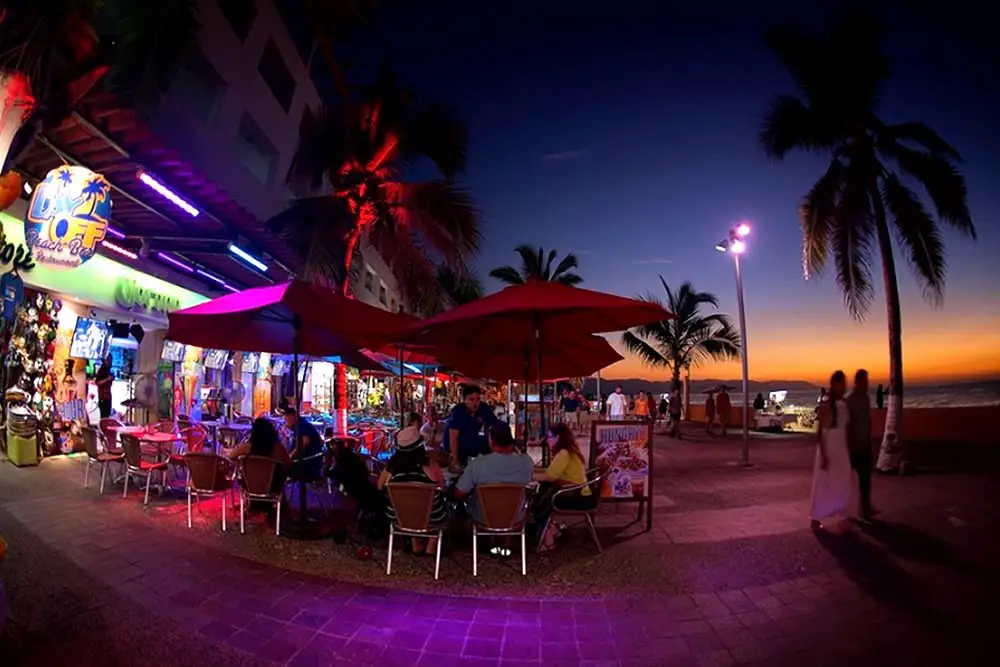 Day Off Beach Bar Puerto Vallarta | Relax, cócteles y mar frente a la playa