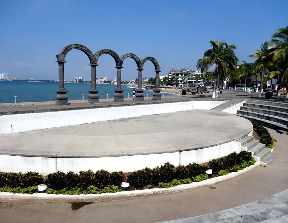 Los Arcos del Malecón de Puerto Vallarta: Historia, Arte y Vistas al Mar