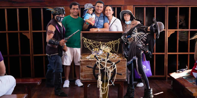 Cena Bajo el Mar | Tour Nocturno en Barco Pirata en Puerto Vallarta