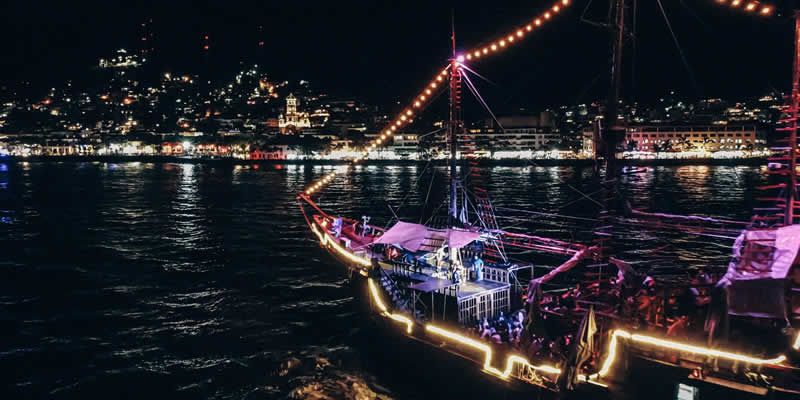 Cena Bajo el Mar | Tour Nocturno en Barco Pirata en Puerto Vallarta